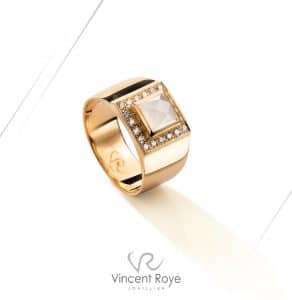 Antique or jaune pierre de lune